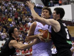 Marc Gasol de España, es marcado por jugadores de Nueva Zelanda. REUTERS  /