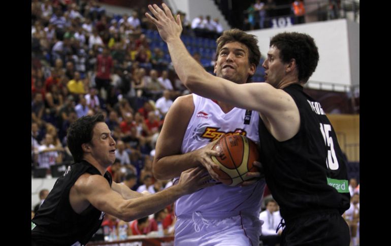 Marc Gasol de España, es marcado por jugadores de Nueva Zelanda. REUTERS  /