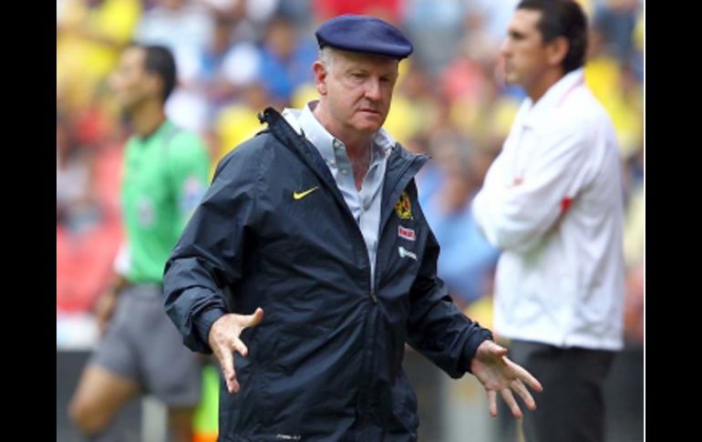 Reacción del entrenador del América, Manuel Lapuente durante el partido ante el Necaxa. NOTIMEX  /