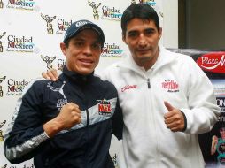 Los ex campeones mexicanos Erik Morales y Edgar Sosa en la rueda de prensa. MEXSPORT  /