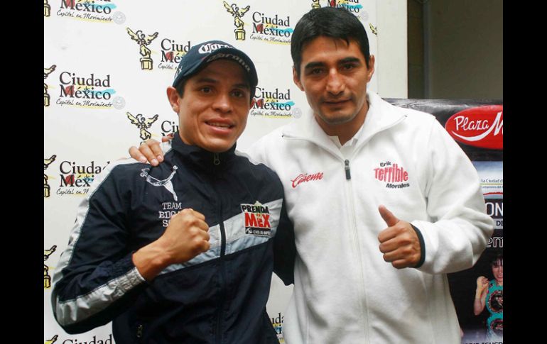 Los ex campeones mexicanos Erik Morales y Edgar Sosa en la rueda de prensa. MEXSPORT  /