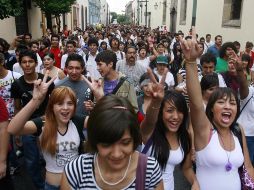 Cerca de dos mil estudiantes caminan por la calle Independencia gritando consignas en demanda de más dinero para la UdeG.  A. GARCÍA  /