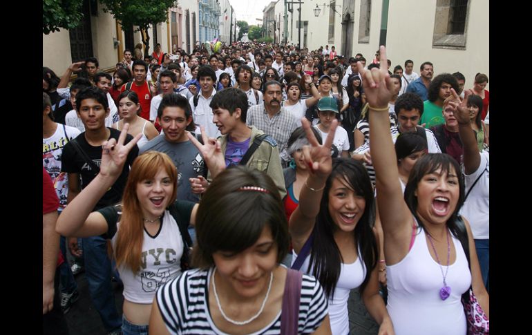 Cerca de dos mil estudiantes caminan por la calle Independencia gritando consignas en demanda de más dinero para la UdeG.  A. GARCÍA  /