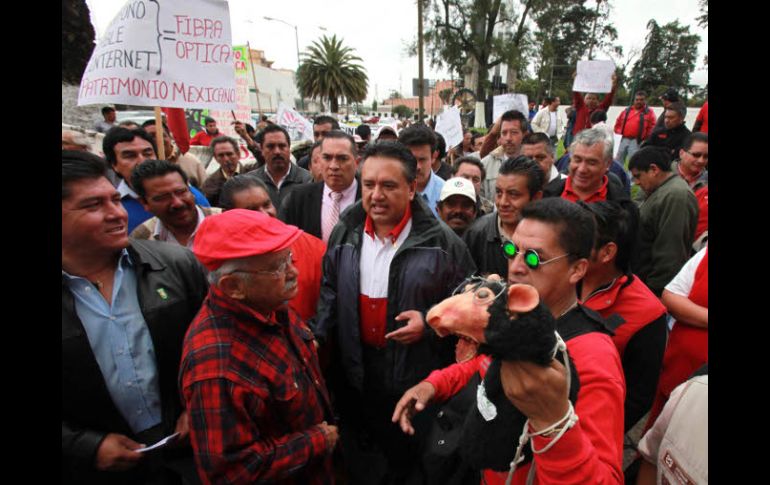 Integrantes del Sindicato Mexicano de Electricistas realizaron una manifestación la semana pasada en el DF. EL UNIVERSAL  /