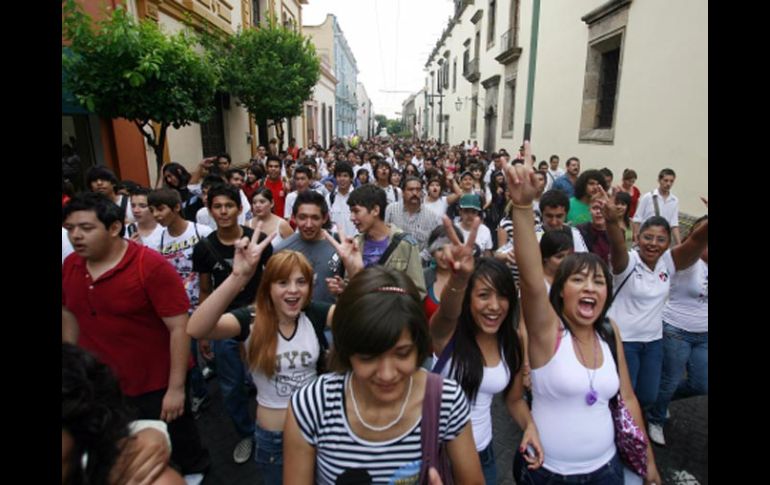 Poco más de dos mil estudiantes de la Universidad de Guadalajara realizaron la primera marcha para exigir más presupuesto. A. GARCÍA  /