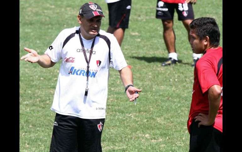 El técnico Pepe Mata conversa con el delantero Hebert Alférez. MEXSPORT  /