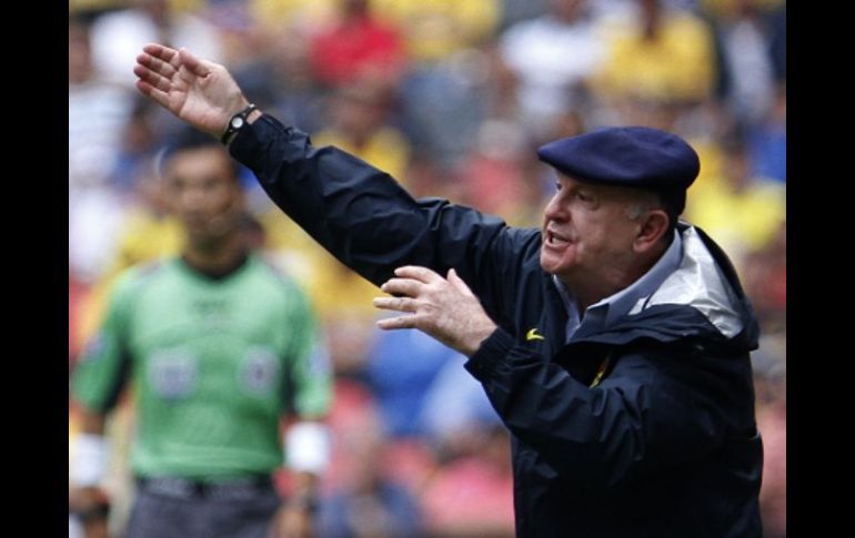 Manuel Lapuente durante el partido ante el Necaxa. AP  /