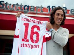 Mauro Camoranesi posa con la playera que portará en su nuevo equipo. EFE  /