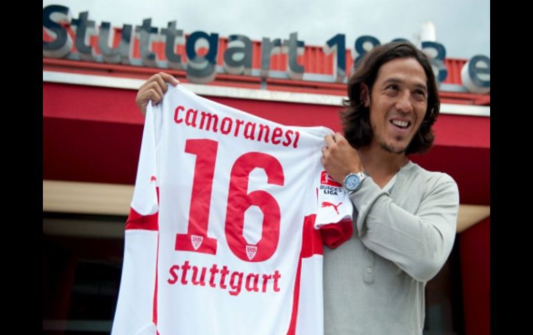 Mauro Camoranesi posa con la playera que portará en su nuevo equipo. EFE  /