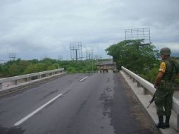 Imagen del puente derrumbado sobre el Río Ameca, en Puerto Vallarta. M. INFANTE  /