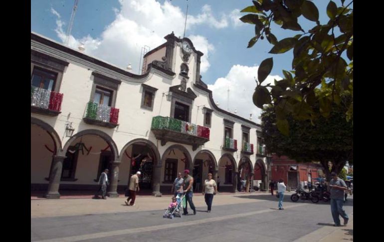 Imagen de archivo del adorno de la sede del Ayuntamiento de Tlaquepaque con motivo de la Independencia mexicana. ARCHIVO  /