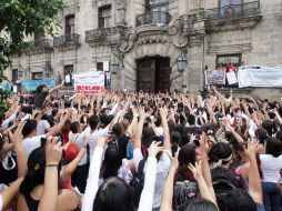 Adolescentes de las preparatorias 11, 14 y 16 de la UdeG gritan consignas al unísono contra el gobernador del Estado. A. CAMACHO  /