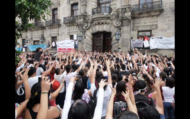 Adolescentes de las preparatorias 11, 14 y 16 de la UdeG gritan consignas al unísono contra el gobernador del Estado. A. CAMACHO  /