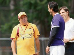 Miguel Herrera dialoga con Juan Carlos Leaño durante el entrenamiento de ayer. MEXSPORT  /