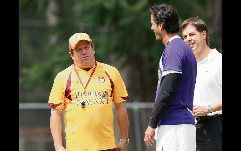 Miguel Herrera dialoga con Juan Carlos Leaño durante el entrenamiento de ayer. MEXSPORT  /