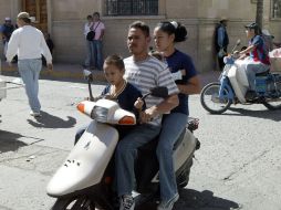 Las multas para conductores de motocicletas que no usen casco pasaría de 55.88 hasta cuatro mil 160 pesos. A. GARCÍA  /