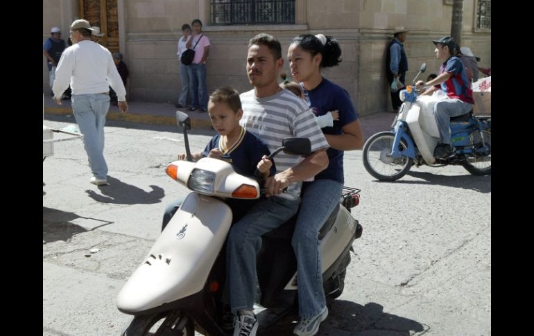 Las multas para conductores de motocicletas que no usen casco pasaría de 55.88 hasta cuatro mil 160 pesos. A. GARCÍA  /