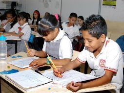 También los alumnos de primaria y secundaria reportan un grave descenso en matemáticas y lectura. NTX  /