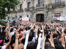 Los estudiantes de preparatoria se manifestaron frente al Palacio de Gobierno. A. HINOJOSA  /