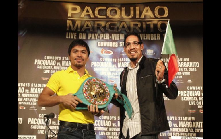 Manny Pacquiao (izq.) y Antonio Margarito se divirtieron ayer en la presentación oficial de su contienda. REUTERS  /