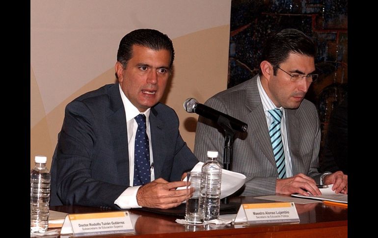 Alonso Lujambio (izq.) y Fernando González durante el anuncio sobre el diagnóstico de los resultados de ENLACE en secundaria. NTX  /