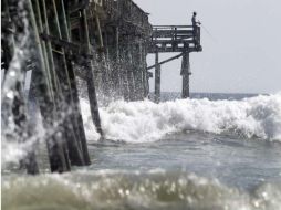 El ojo de Earl estaba a mil 095 km al sur-sureste de Cabo Hatteras. AP  /