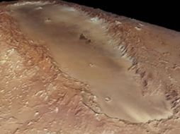 El cráter está ubicado entre los volcanes marcianos de Elysium Mons y Monte Olimpo. ESA  /