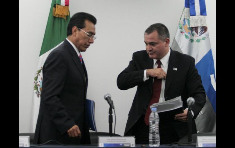 Facundo Rosas (izq.) y Genaro García en la presentación de los avances con motivo del IV Informe de Gobierno. EL UNIVERSAL  /