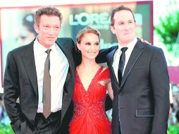 El actor francés Vicent Cassel posa en la alfombra roja con la actriz Natalie Portman y el director estadounidense Darren Aronofsky.EFE  /