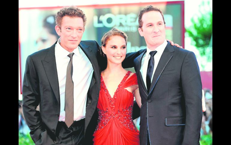 El actor francés Vicent Cassel posa en la alfombra roja con la actriz Natalie Portman y el director estadounidense Darren Aronofsky.EFE  /