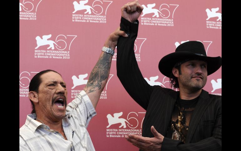 Danny Trejo y Robert Rodríguez, protagonista y director, respectivamente, de la película Machete, en la alfombra roja. REUTERS  /