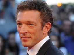 El actor francés Vincent Cassel firma autógrafos a su llegada al estreno de la película Black Swan.AP  /