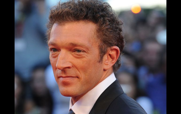 El actor francés Vincent Cassel firma autógrafos a su llegada al estreno de la película Black Swan.AP  /