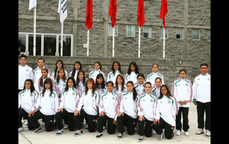 La Selección femenil sub-17 posa para la foto oficial en la ceremonia de abanderamiento. MEXSPORT  /