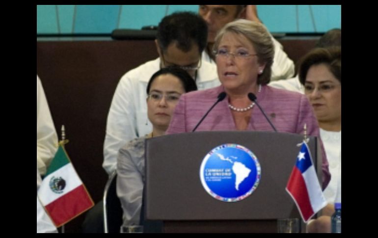 Durante su mandato, Bachelet mantuvo su popularidad. EFE  /