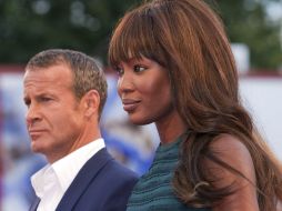 La ex top model Naomi Campbell desfiló hoy por sorpresa junto a su pareja. EFE  /