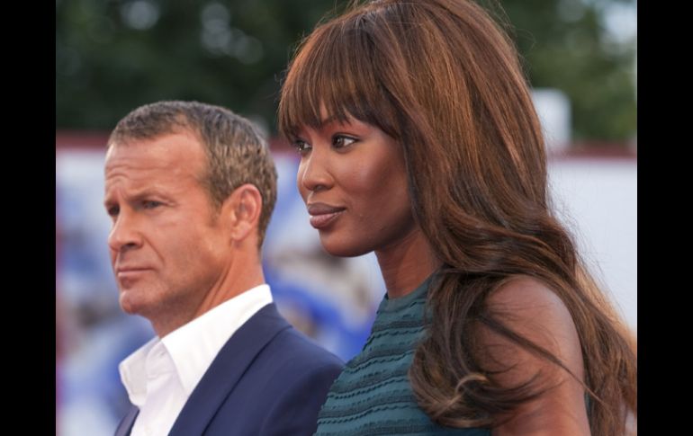 La ex top model Naomi Campbell desfiló hoy por sorpresa junto a su pareja. EFE  /