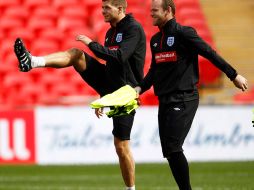 Steven Gerrard y Wayne Rooney estarán en la alineación titular hoy con Inglaterra. REUTERS  /