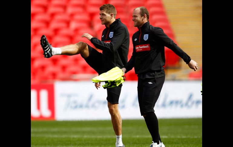 Steven Gerrard y Wayne Rooney estarán en la alineación titular hoy con Inglaterra. REUTERS  /