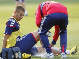 Karim Benzema recibe atención medica tras lesionarse en un entrenamiento. REUTERS  /