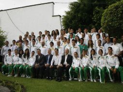 Los medallistas de Mayagüez y Singapur 2010, durante la ceremonia de reconocmiento por parte del gobernador Emilio González. M. FREYRIA  /