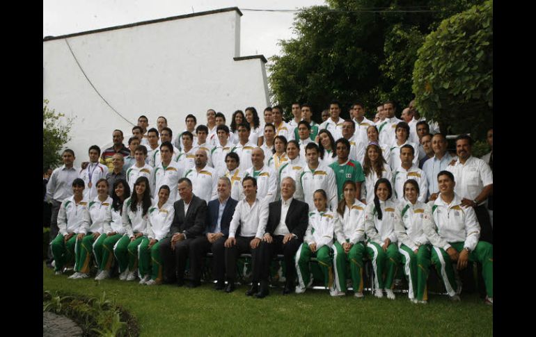 Los medallistas de Mayagüez y Singapur 2010, durante la ceremonia de reconocmiento por parte del gobernador Emilio González. M. FREYRIA  /