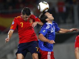 El español David Villa (der) y Philippe Erne del Liechtenstein (iz) pelean un balón en el cancha de Vaduz.AP  /