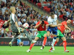 El inglés Gary Cahill (2-der) disputa el balón con los búlgaros Zhivko Milanov (2-iz) e Illiyan Stoyanov en el partido. EFE  /