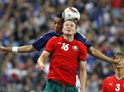 El francés Guillaume Hoarau (iz) disputa el balón con Igor Shitov (der) en donde Francia cae por 1-0 ante Bielorrusia.EFE  /