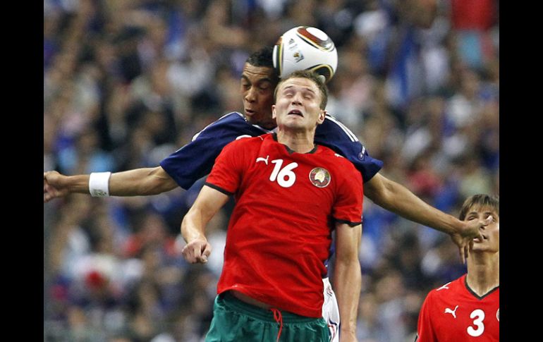 El francés Guillaume Hoarau (iz) disputa el balón con Igor Shitov (der) en donde Francia cae por 1-0 ante Bielorrusia.EFE  /