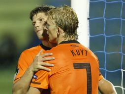 Huntelaar festeja sus goles con el equipo. AP  /