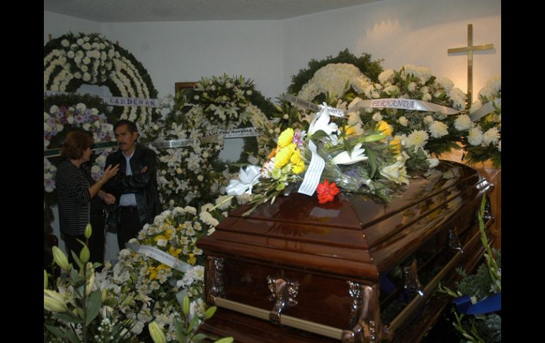 La tarde de este viernes fueron velados en una funeraria del sur de la ciudad de México, los restos del periodista. NTX  /