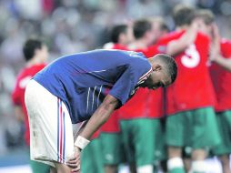 El frances Guillaume Hoarau lamenta el gol de los bieloruso. AP  /