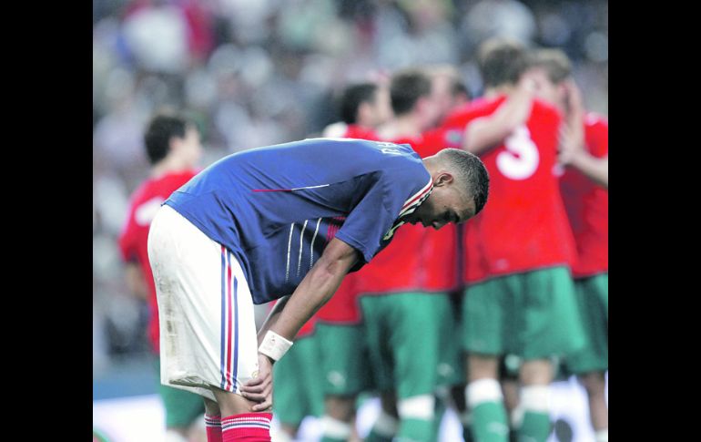 El frances Guillaume Hoarau lamenta el gol de los bieloruso. AP  /